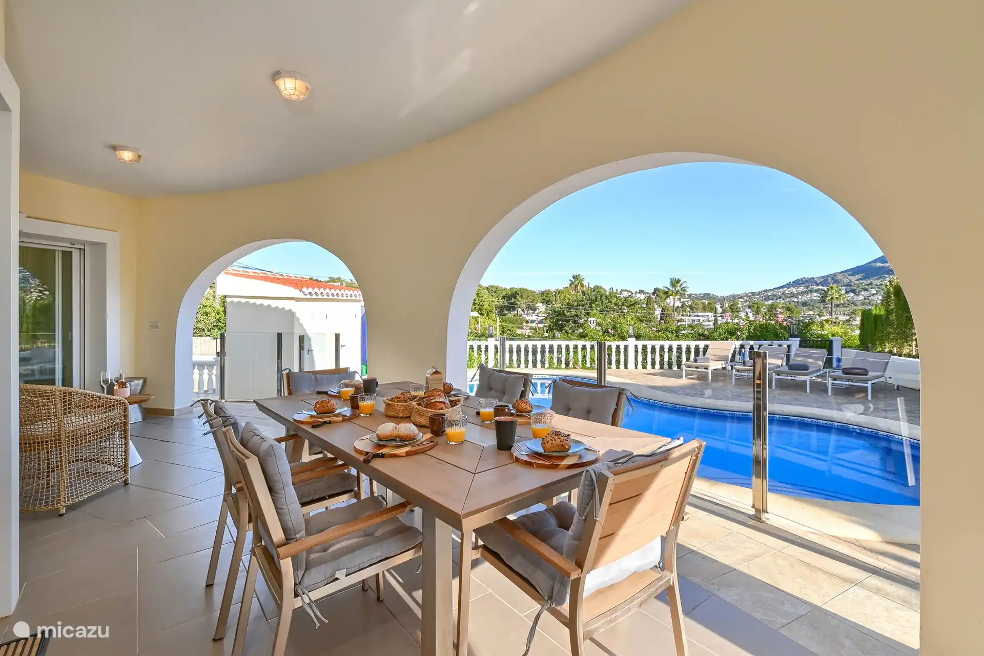 Naya avec table de petit-déjeuner et vue