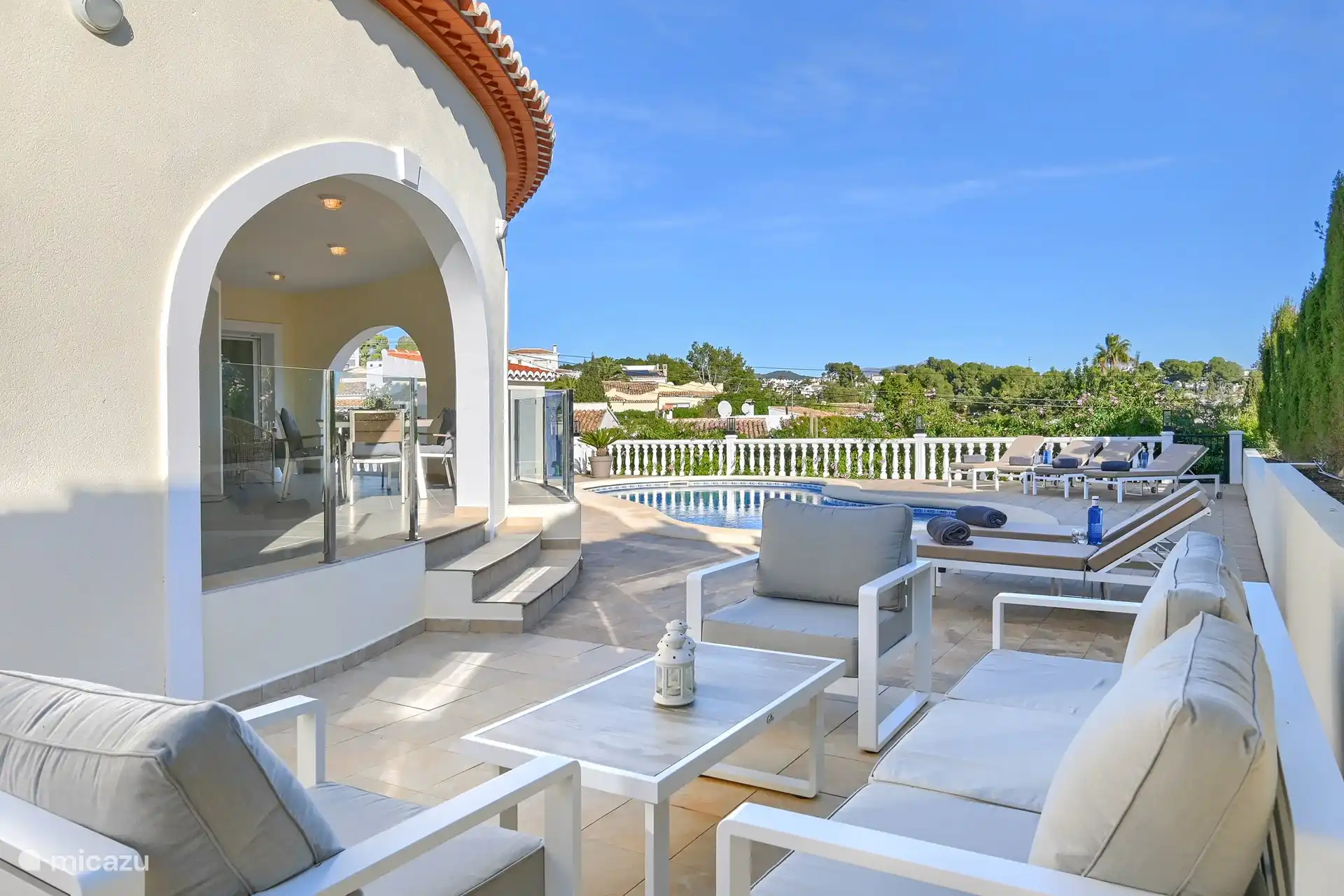 Différents coins salon autour de la terrasse