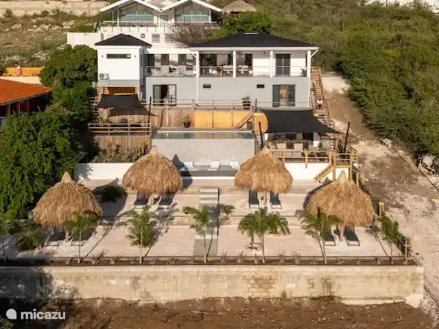 Votre propre station balnéaire privée CasAbao | Curaçao, Banda Abou (ouest), Cas Abao - villa Vue d’ensemble de la villa avec piscine privée, plusieurs terrasses et jardin de plage