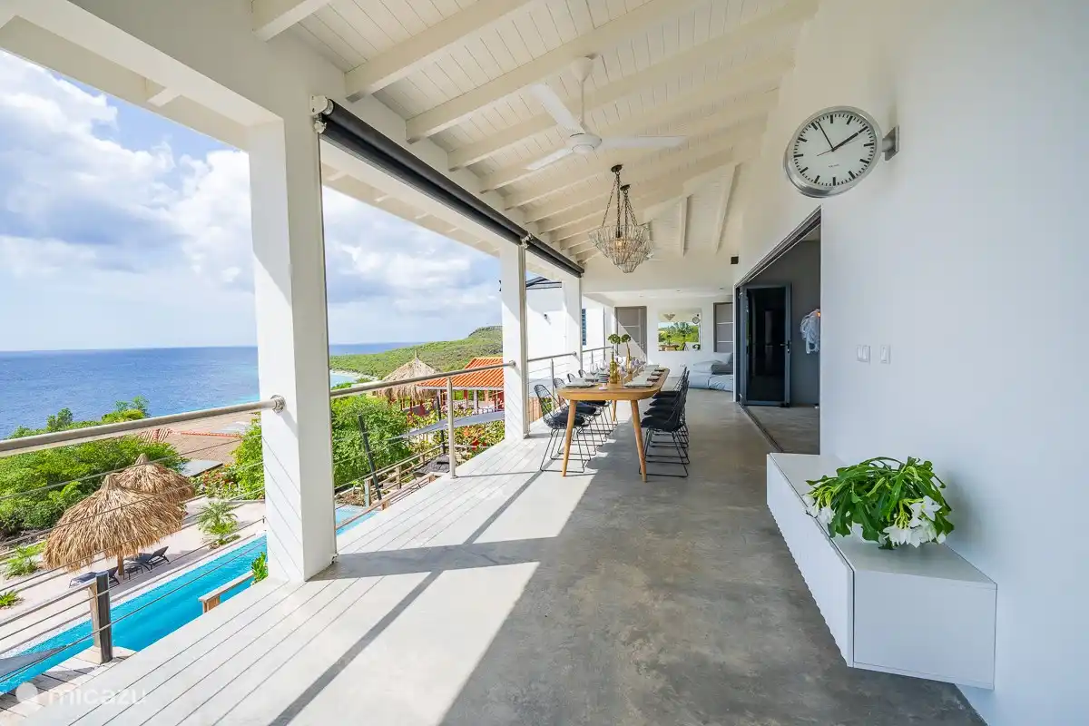 Veranda mit Essbereich im Obergeschoss