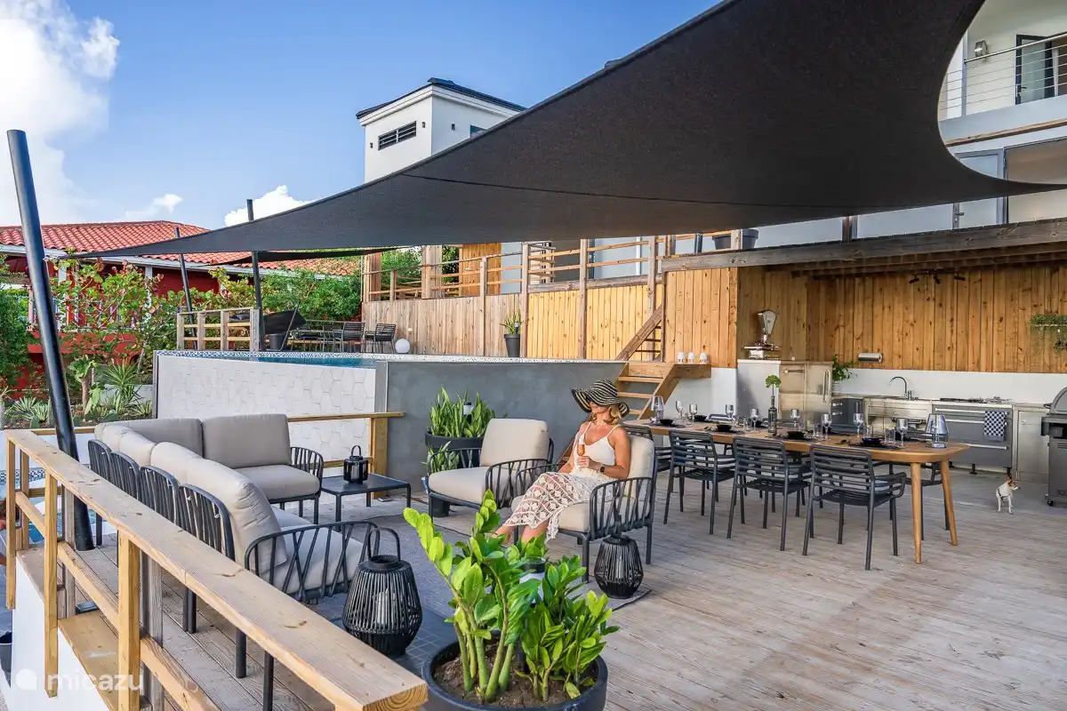 Lounge-Set auf großer Terrasse