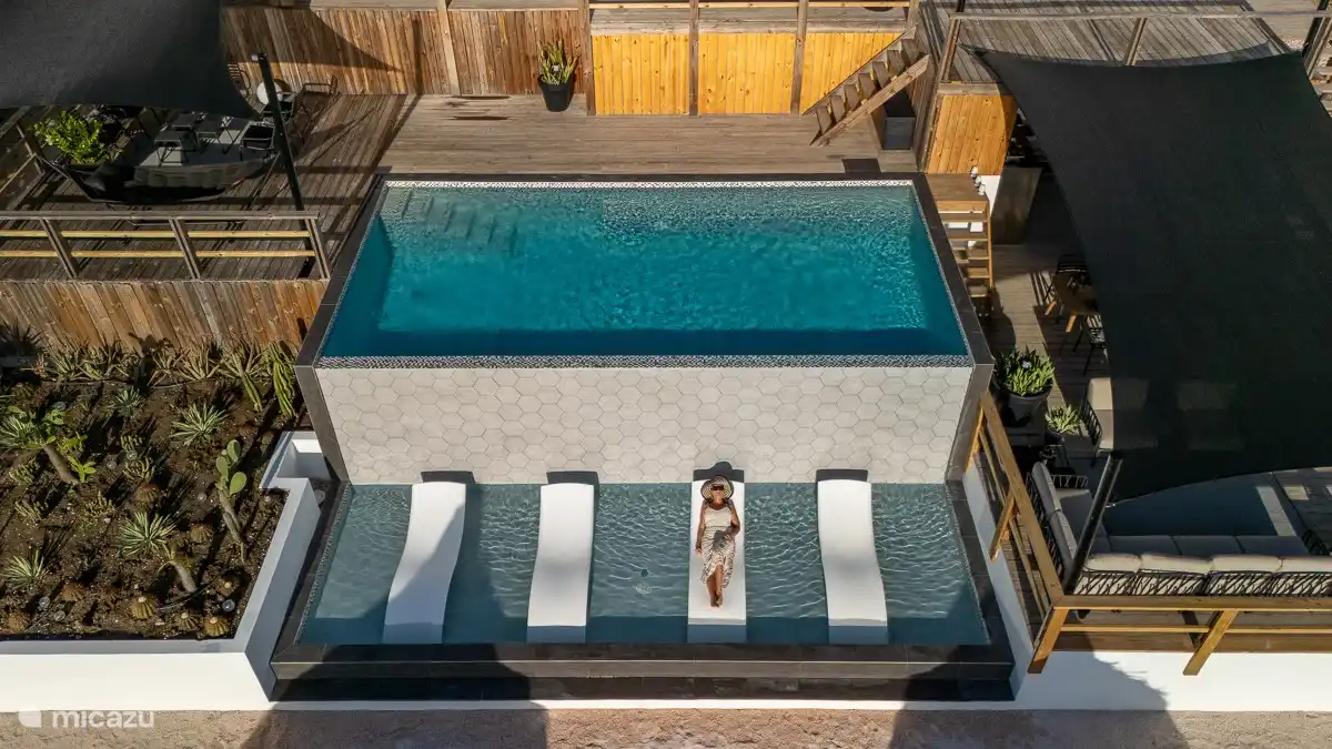 Privater Swimmingpool von 8 x 6 Metern mit Infinity und 4 Liegestühlen. 