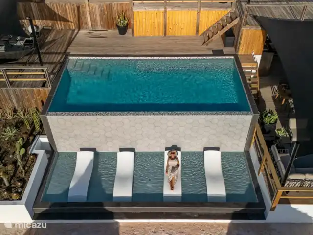 Votre propre station balnéaire privée CasAbao | Curaçao, Banda Abou (ouest), Cas Abao - villa Piscine privée de 8 x 6 mètres avec débordement et 4 transats.