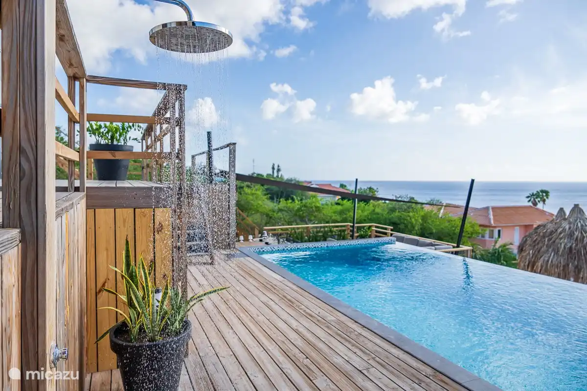 Außendusche am Pool