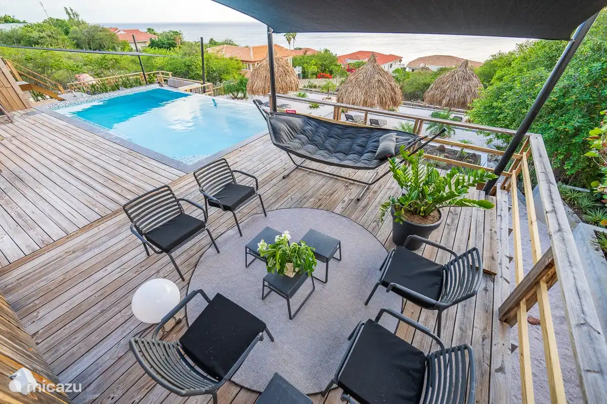 Sitzecke mit Fatboy Hängematte