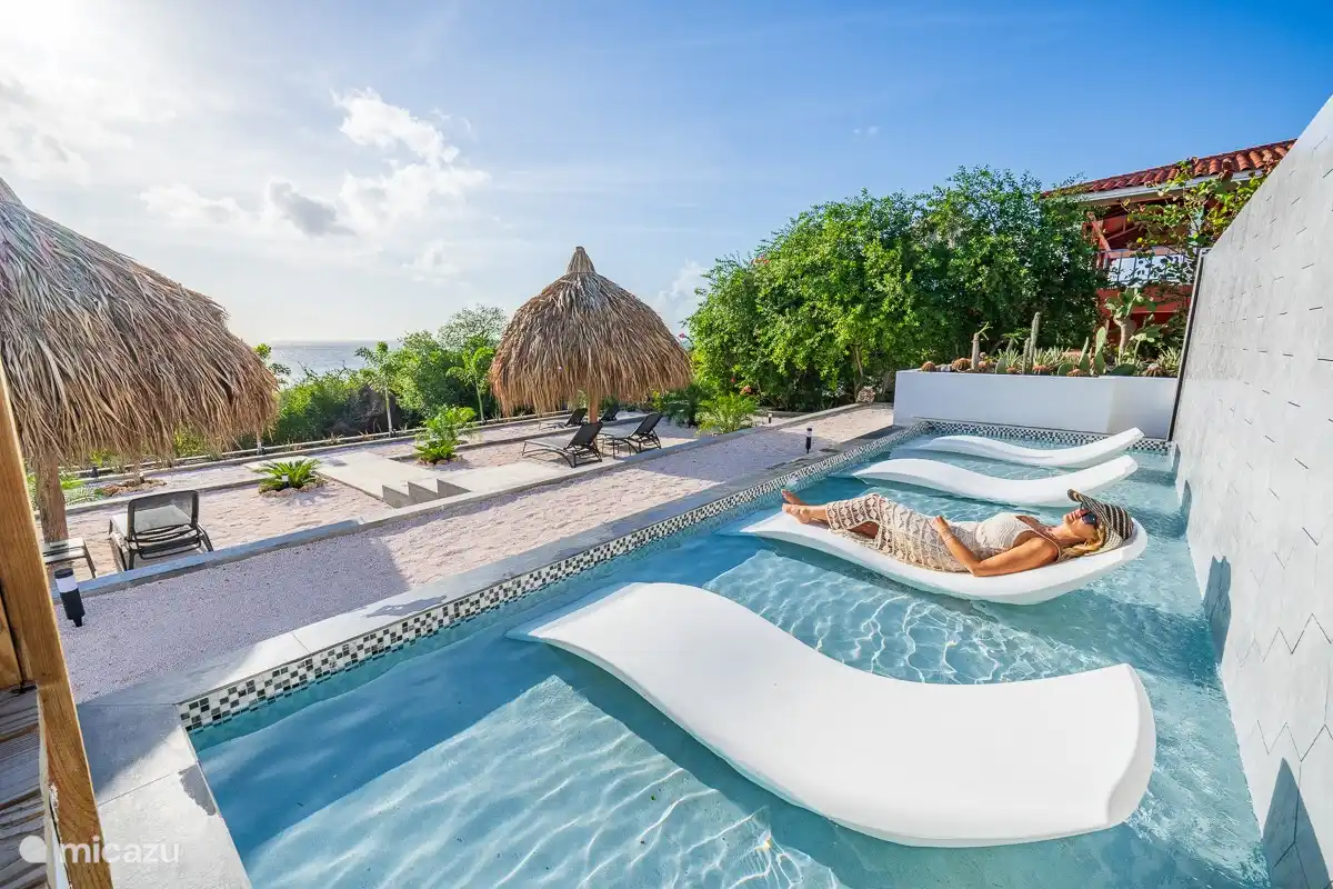 Abkühlendes Sonnenbaden auf den Sonnenliegen in der Infinity 