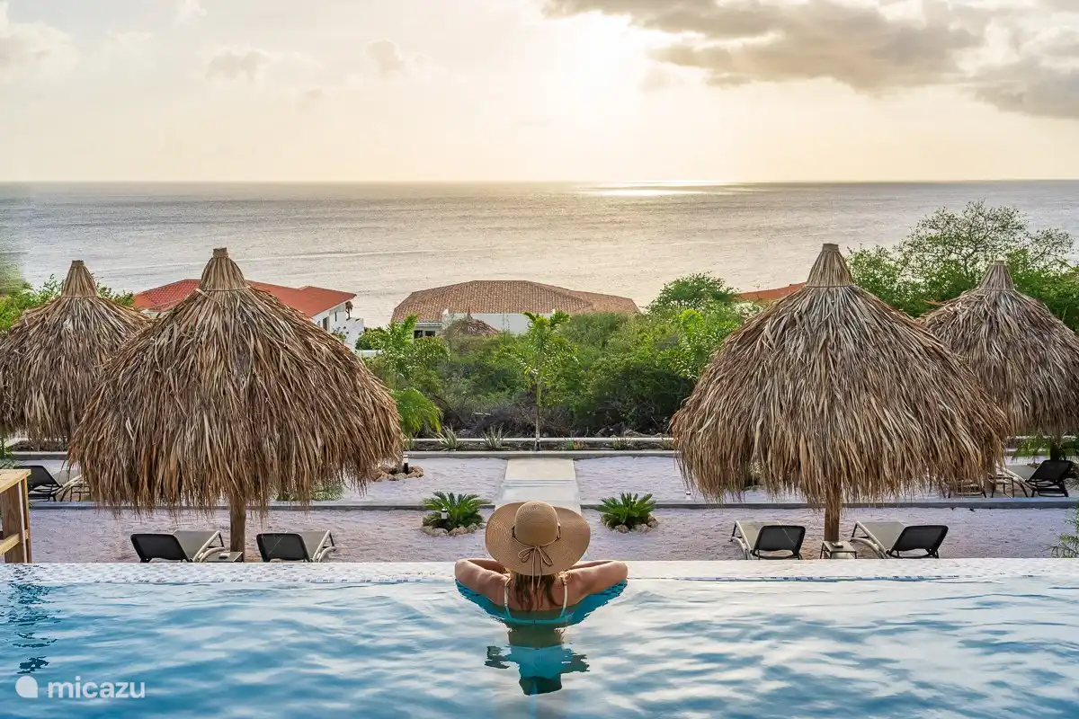 In Ihrem privaten Pool warten Sie auf einen wunderschönen Sonnenuntergang