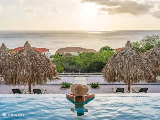 Votre propre station balnéaire privée CasAbao | Curaçao, Banda Abou (ouest), Cas Abao - villa Dans votre piscine privée en attendant un magnifique coucher de soleil