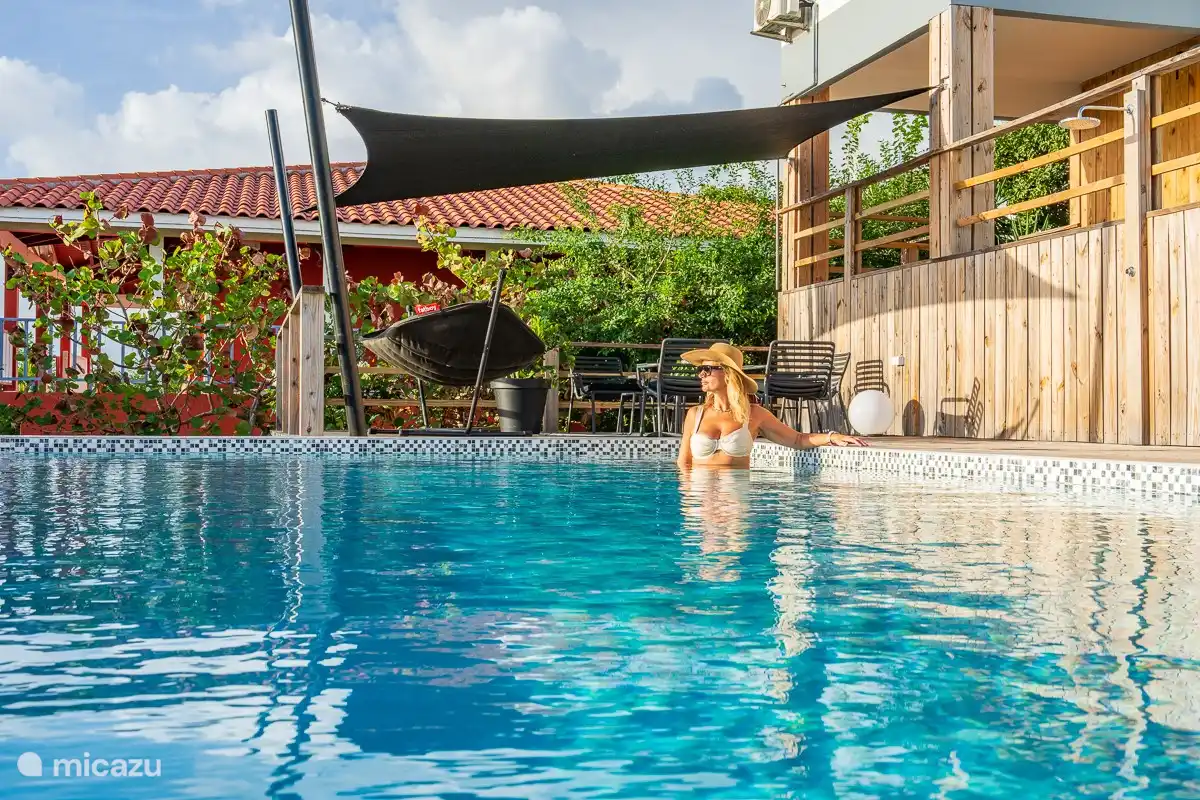 Der Pool fällt in einer Tiefe von 1,40 bis 2,00 Metern ab