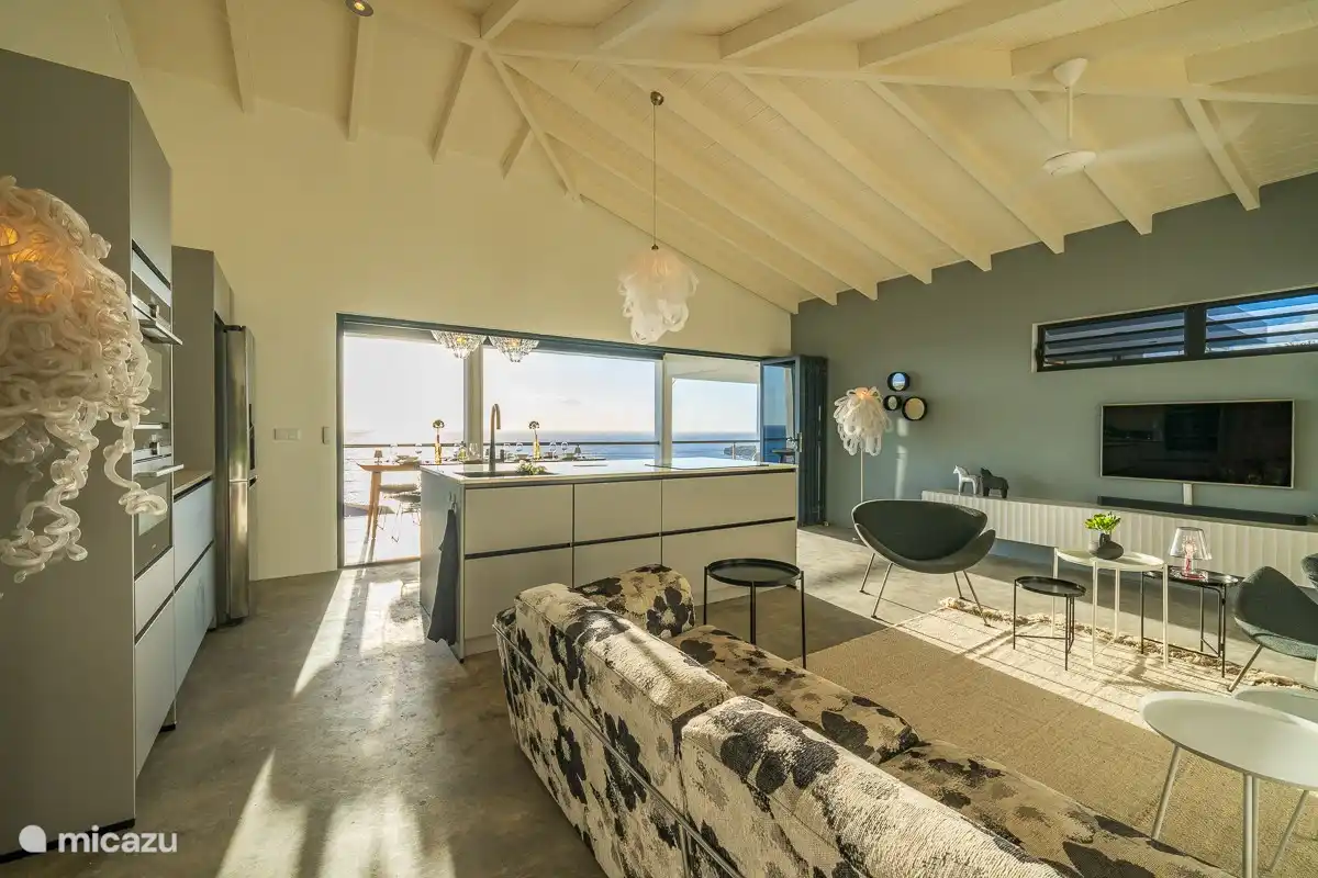 Wohnzimmer mit offener Küche mit Kochinsel