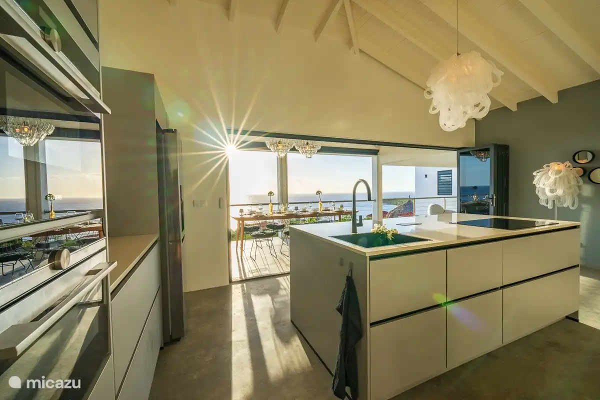 Die Küche ist mit allen Geräten und Annehmlichkeiten ausgestattet