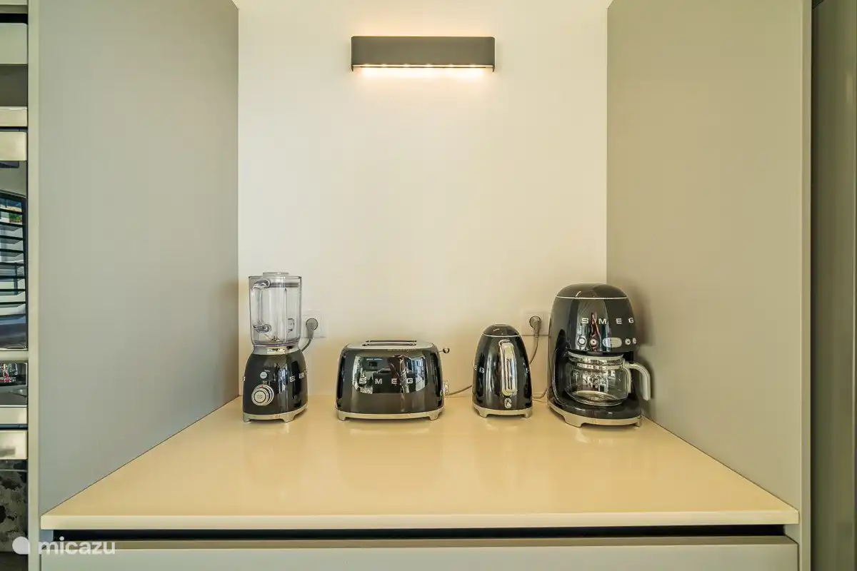 Smeg Kaffeemaschine, Wasserkocher, Toaster und Mixer.