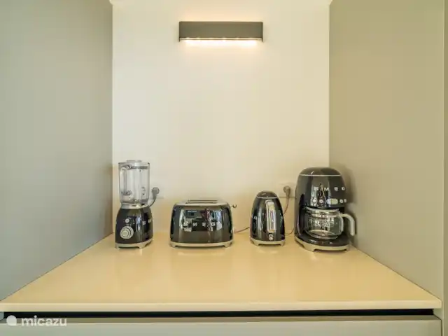 Votre propre station balnéaire privée CasAbao | Curaçao, Banda Abou (ouest), Cas Abao - villa Cafetière Smeg, bouilloire, grille-pain et mixeur.