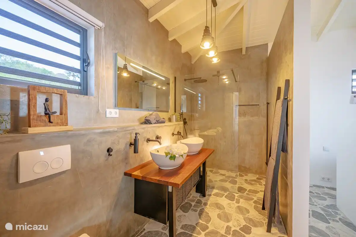 En suite Badezimmer für Schlafzimmer 1