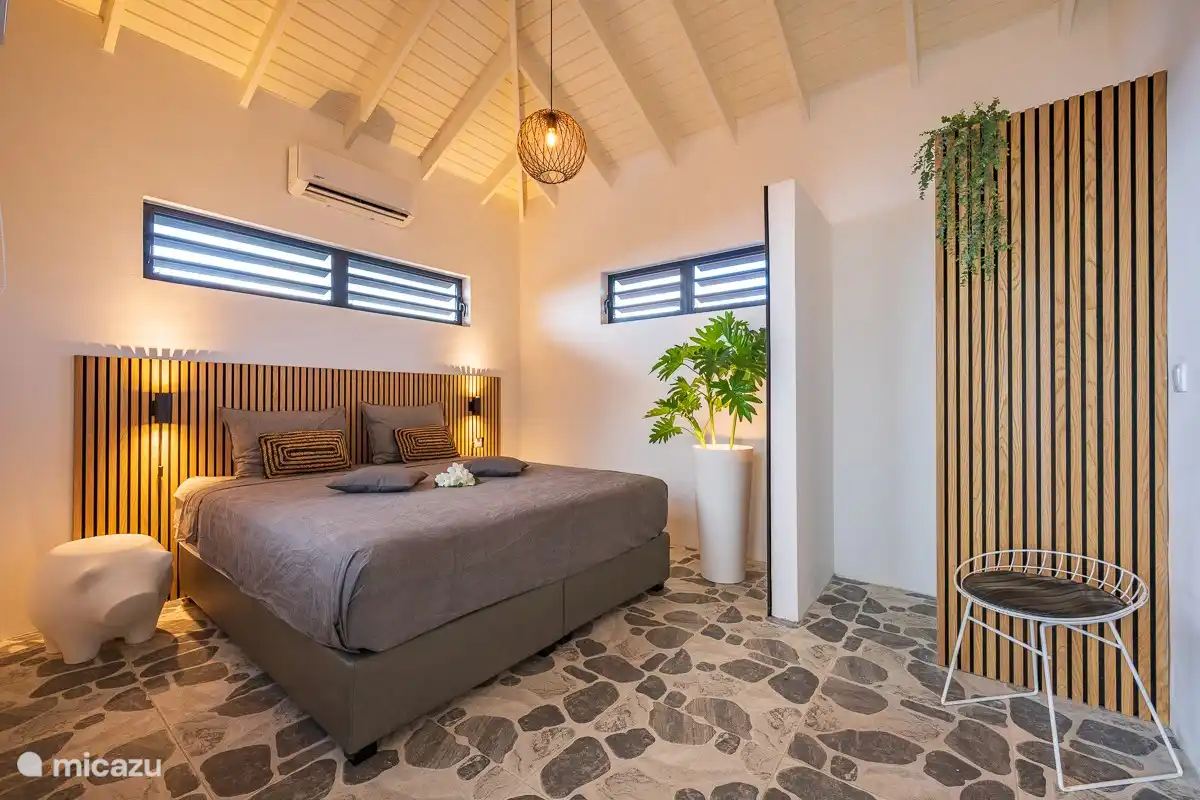 Schlafzimmer 2 mit Kingsize-Doppelbett von 180 cm und 1 begehbarem Kleiderschrank und eigenem Bad