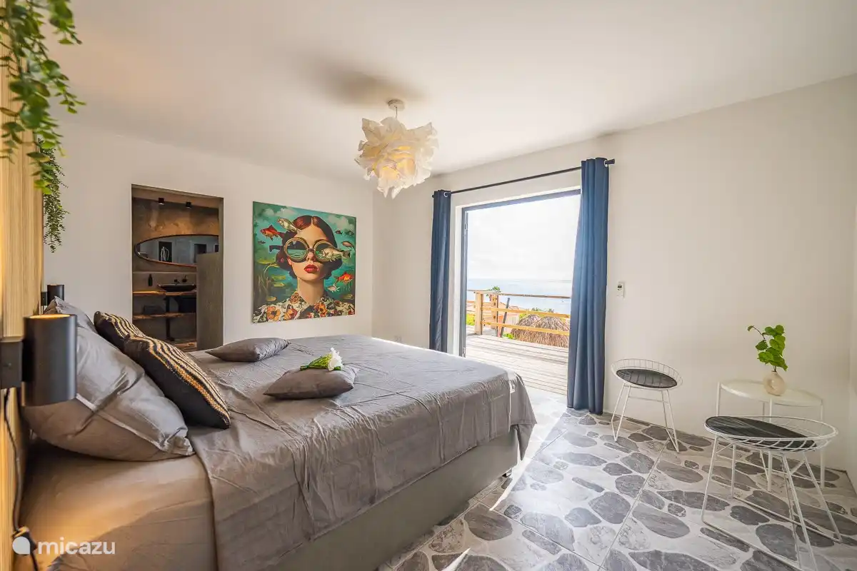 Schlafzimmer 4 mit Kingsize-Doppelbett von 180 cm und 3 begehbaren Kleiderschränken und eigenem Badezimmer