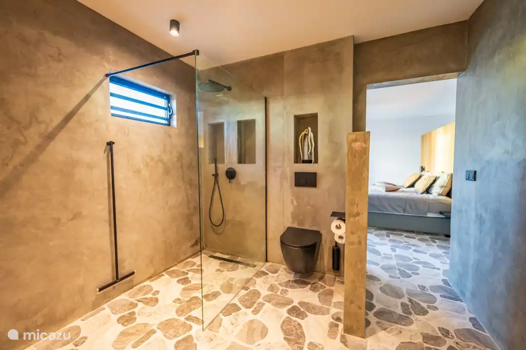 En suite Badezimmer für Schlafzimmer 4