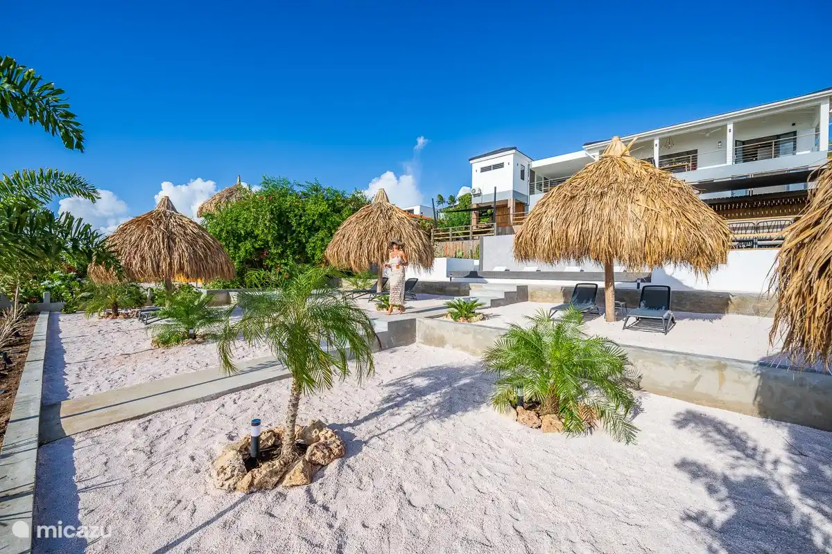 Entspannen Sie sich unter einer Palapa im Strandgarten