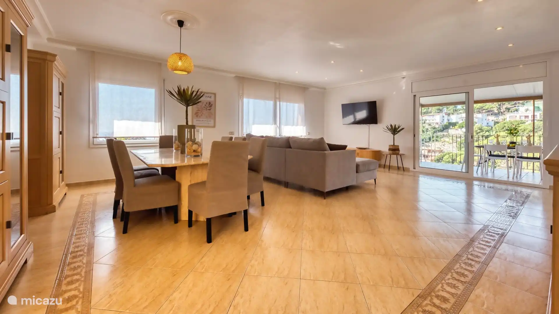 Detached holiday home with private large pool and sea view