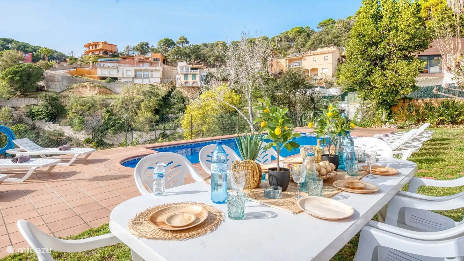 Detached holiday home with private large pool and sea view