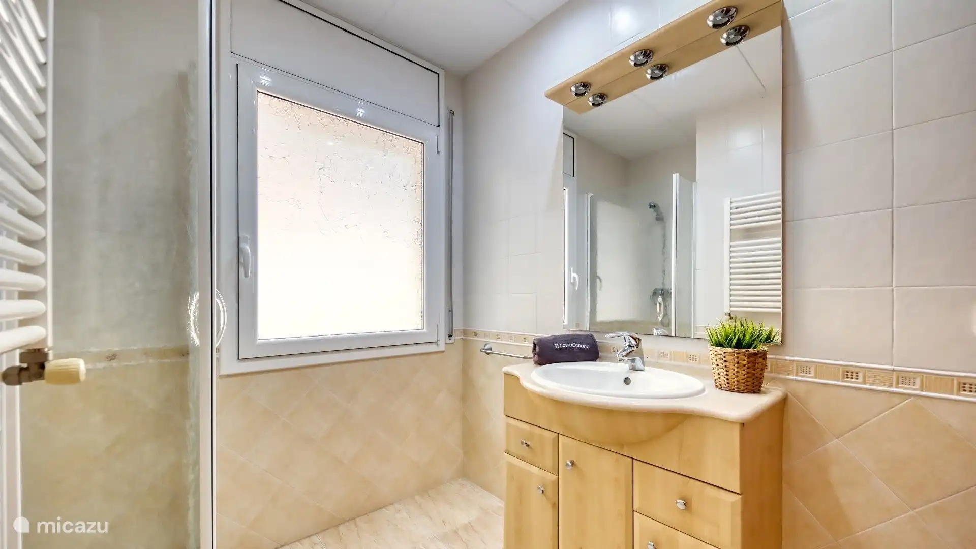 Detached holiday home with private large pool and sea view