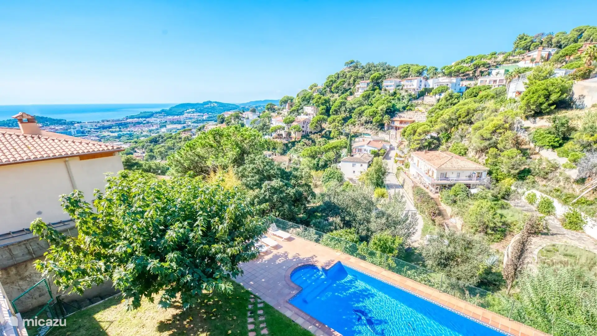 Detached holiday home with private large pool and sea view