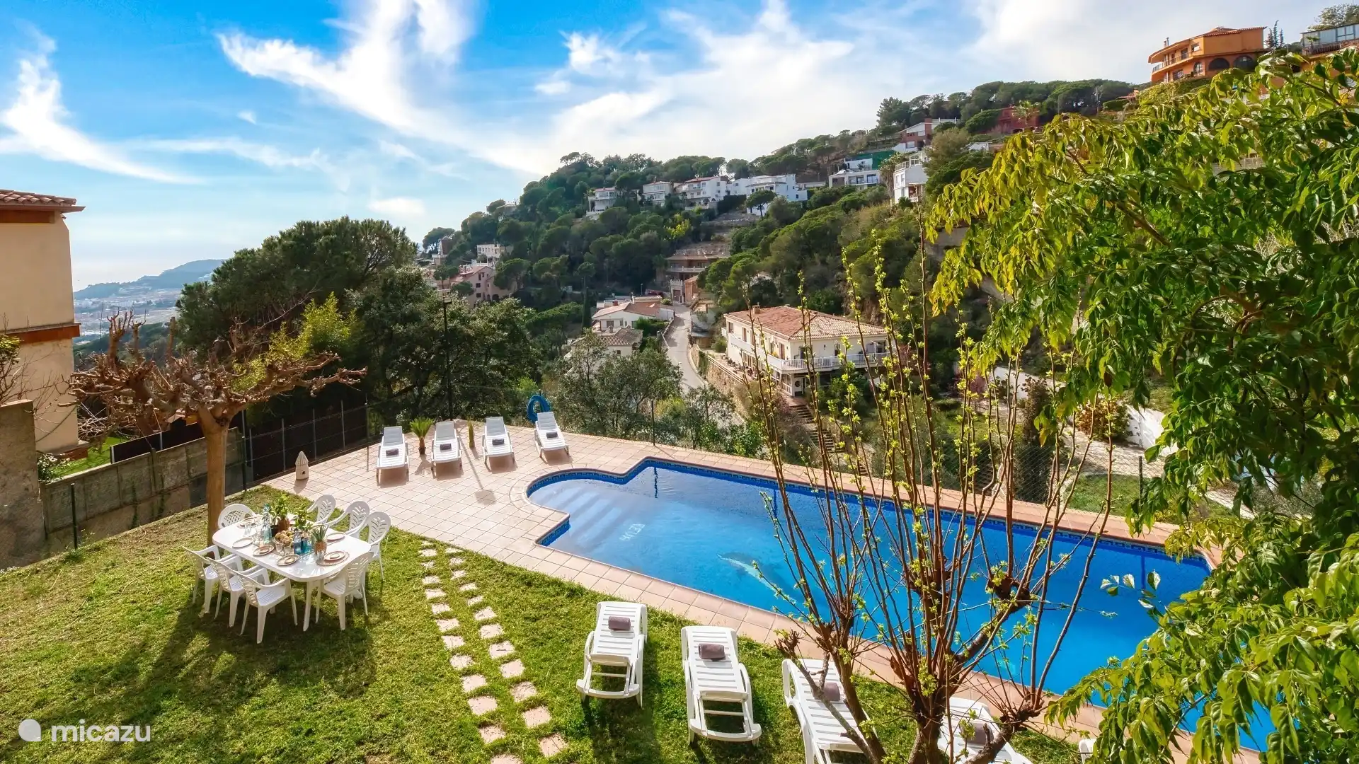 Detached holiday home with private large pool and sea view