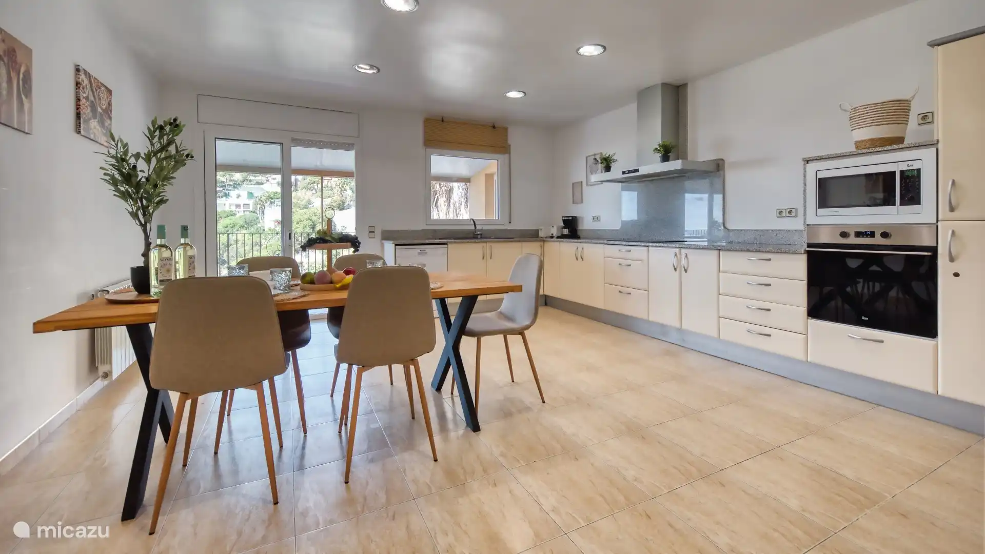 Detached holiday home with private large pool and sea view