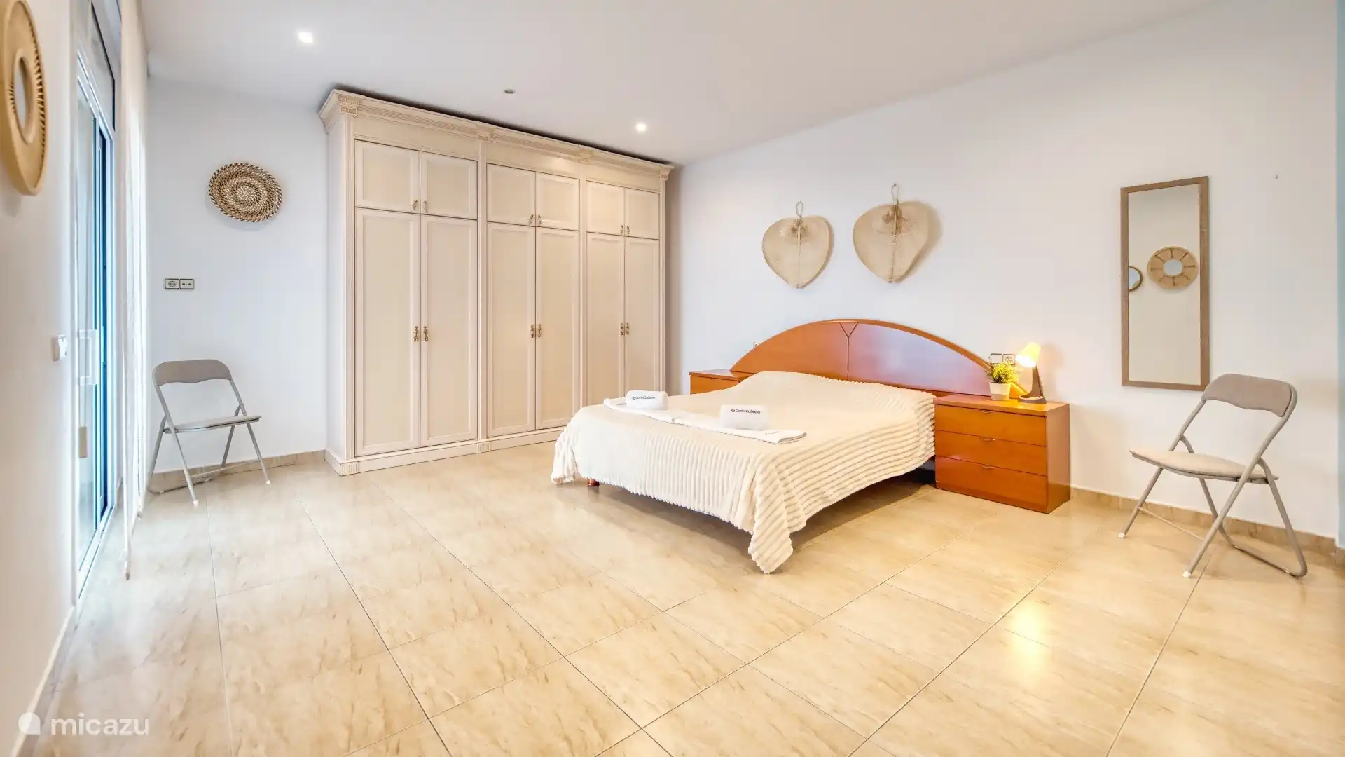 Detached holiday home with private large pool and sea view