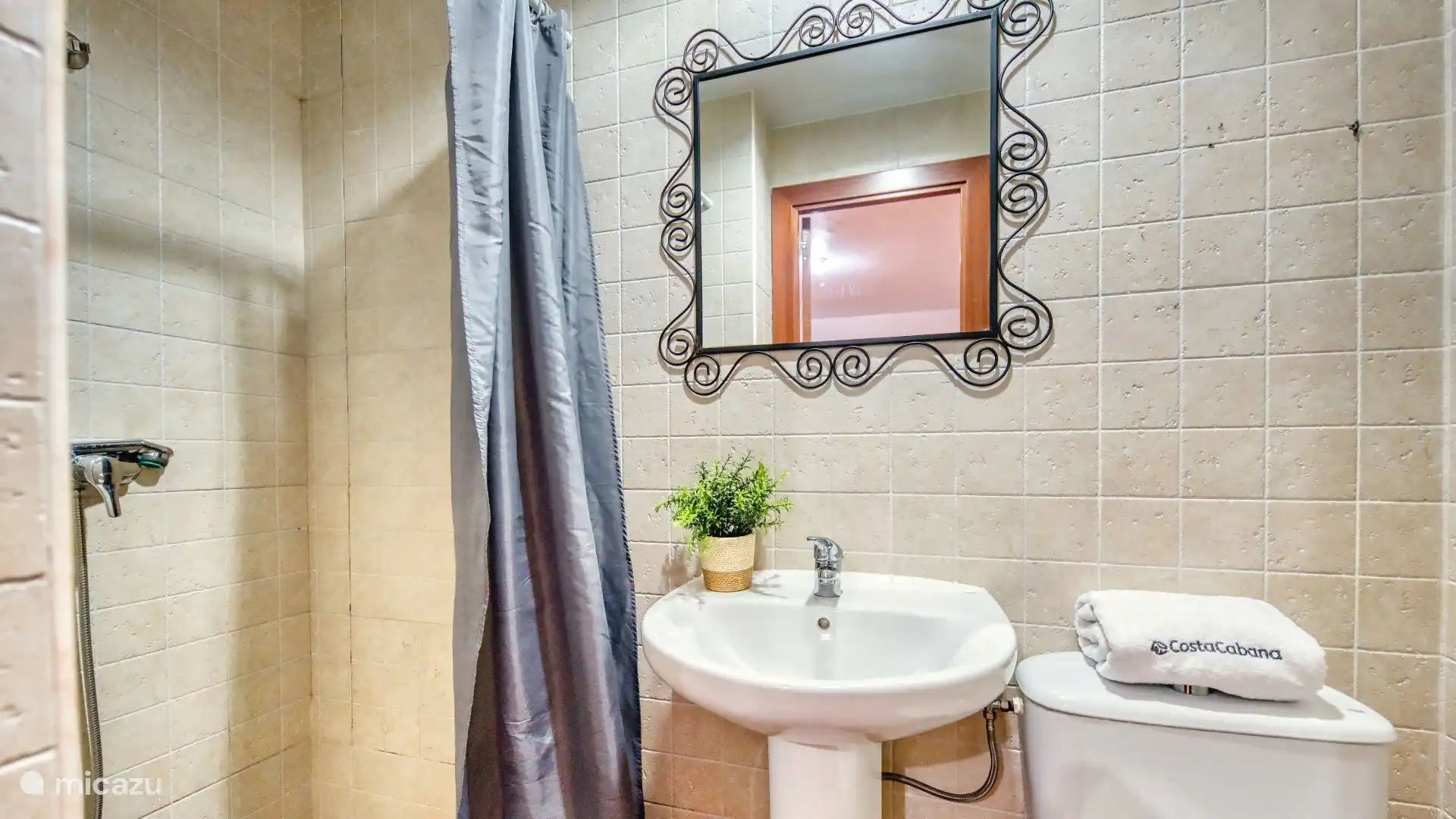 Detached holiday home with private large pool and sea view