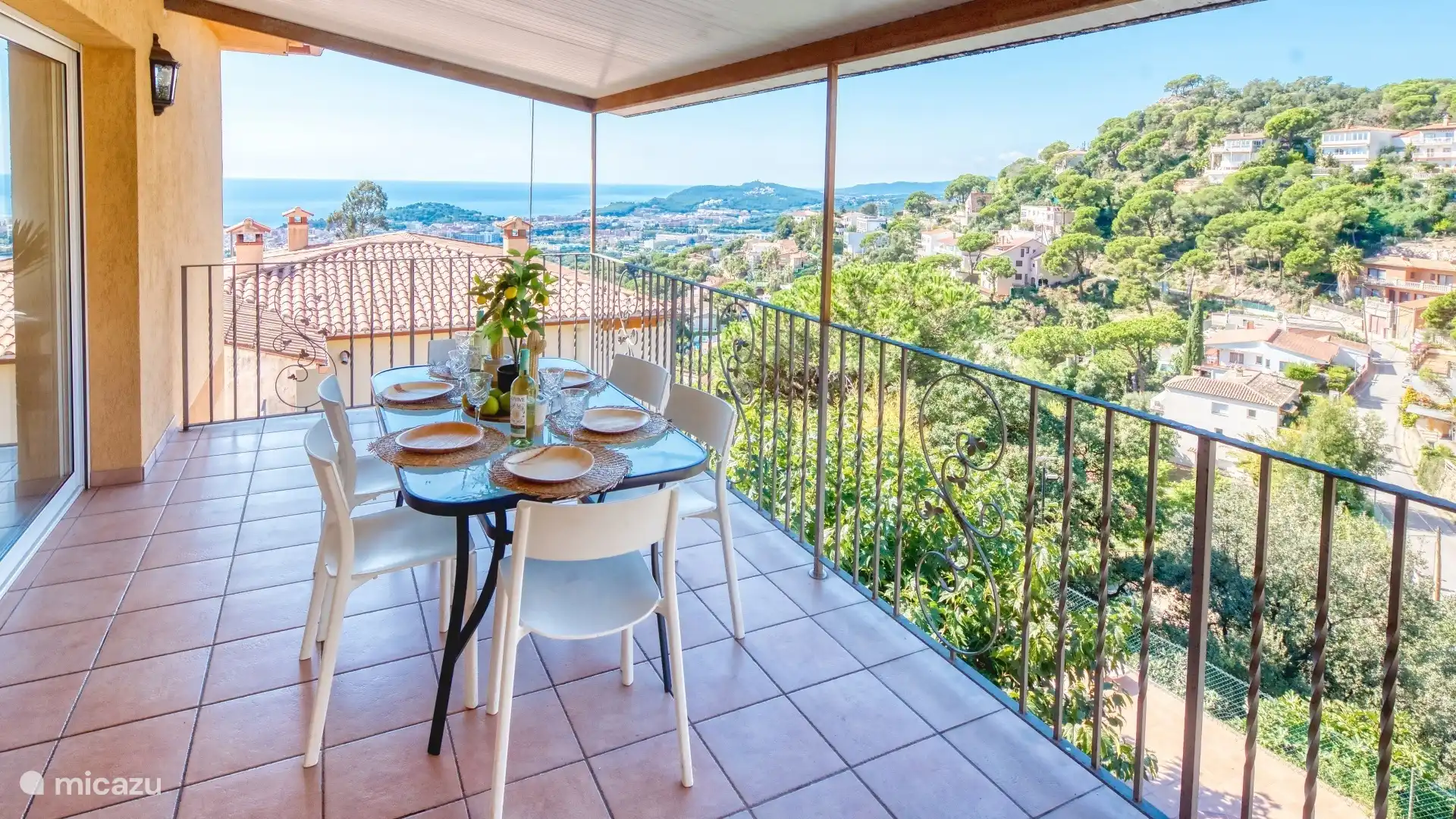 Detached holiday home with private large pool and sea view