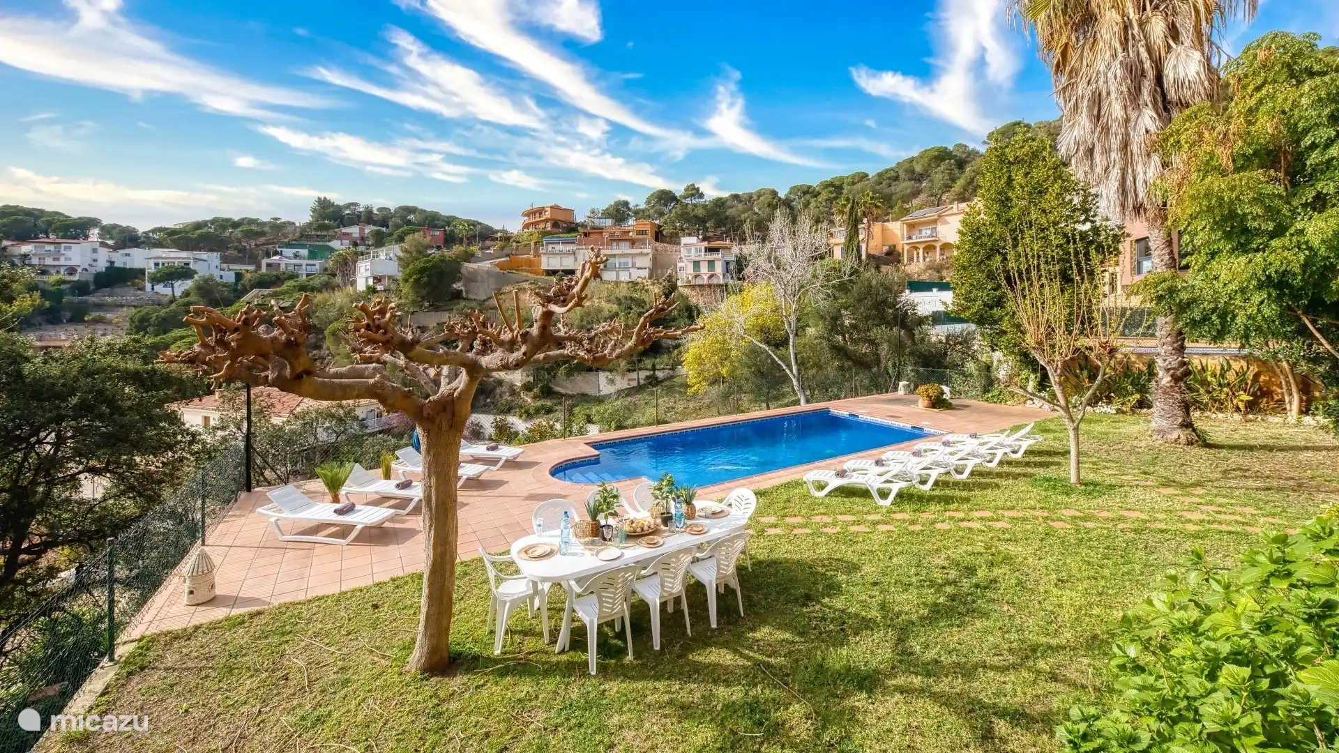 Detached holiday home with private large pool and sea view