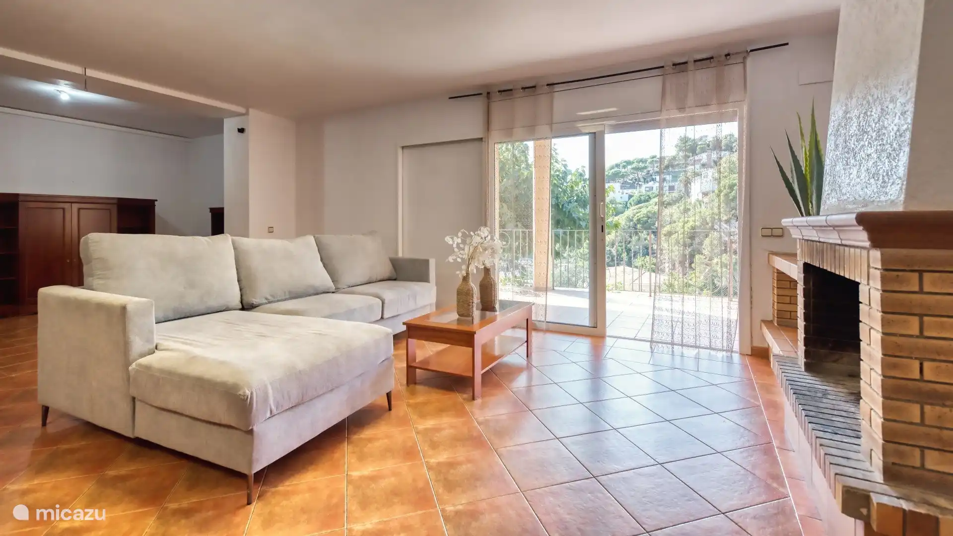 Detached holiday home with private large pool and sea view