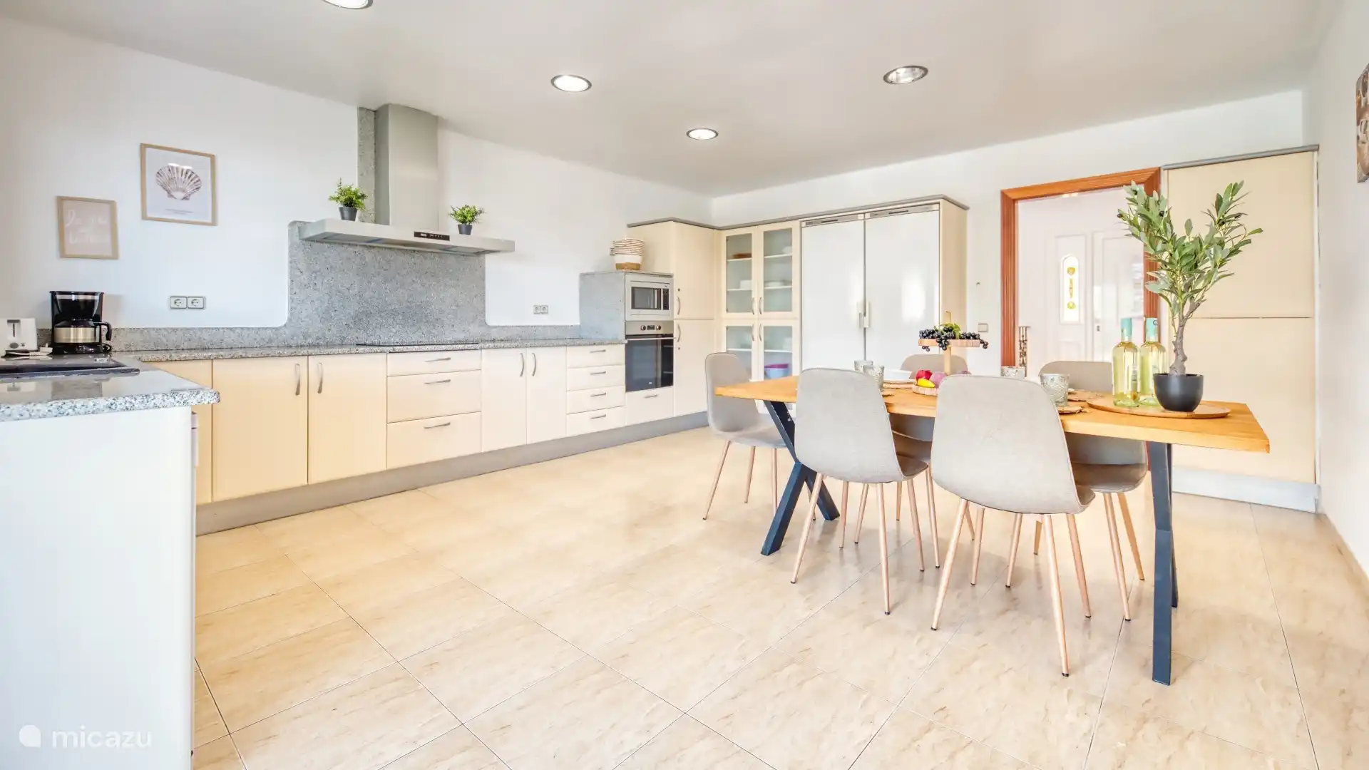 Detached holiday home with private large pool and sea view