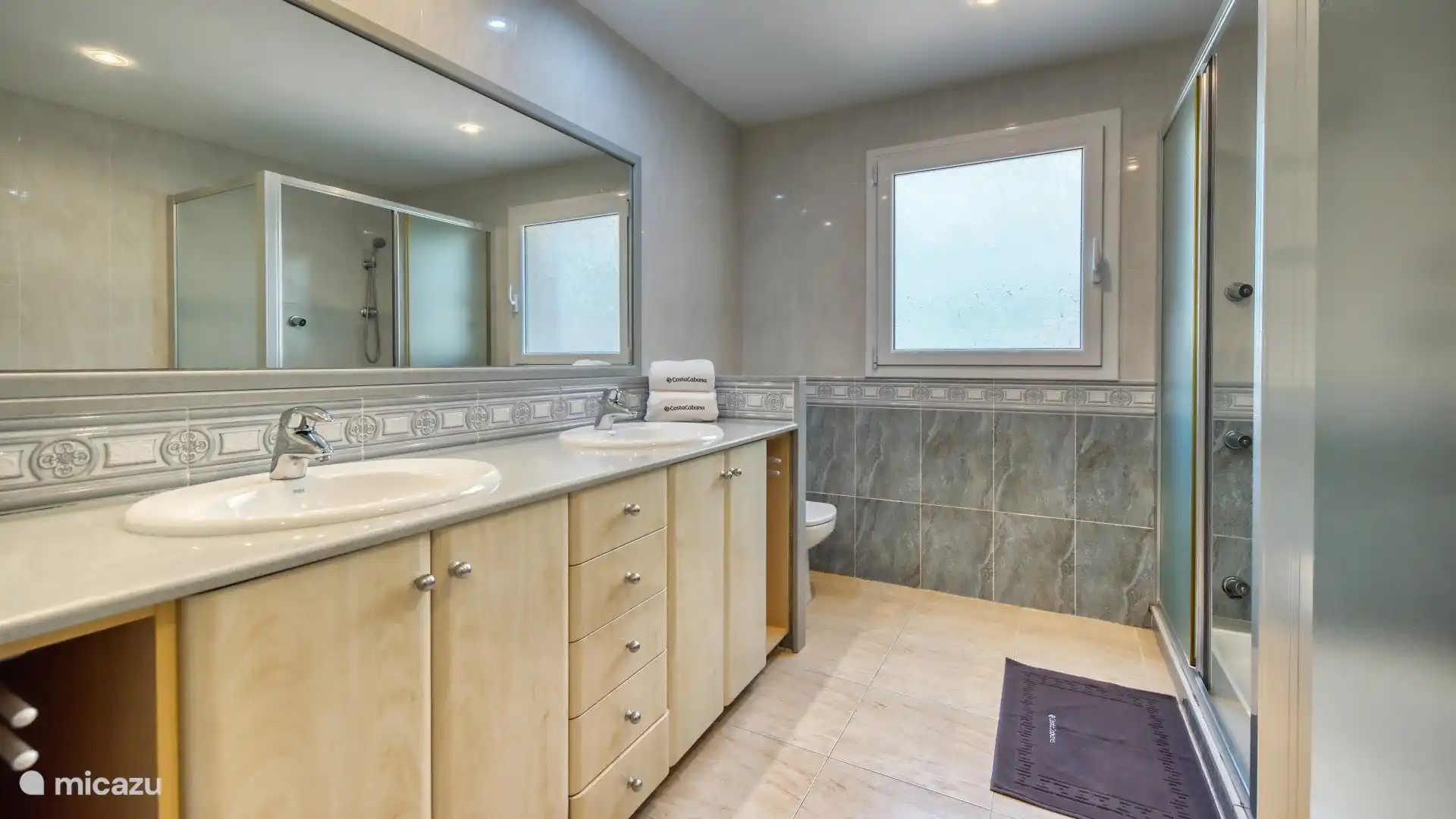 Detached holiday home with private large pool and sea view