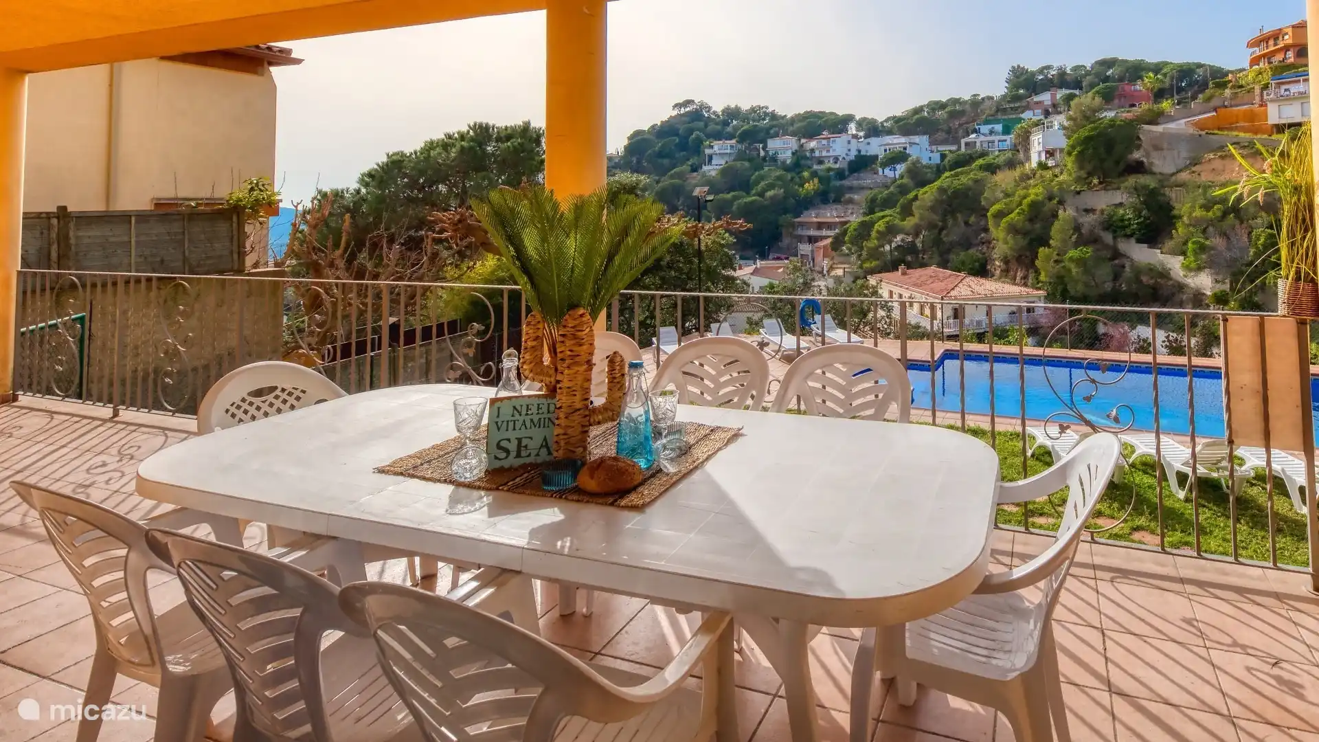 Detached holiday home with private large pool and sea view