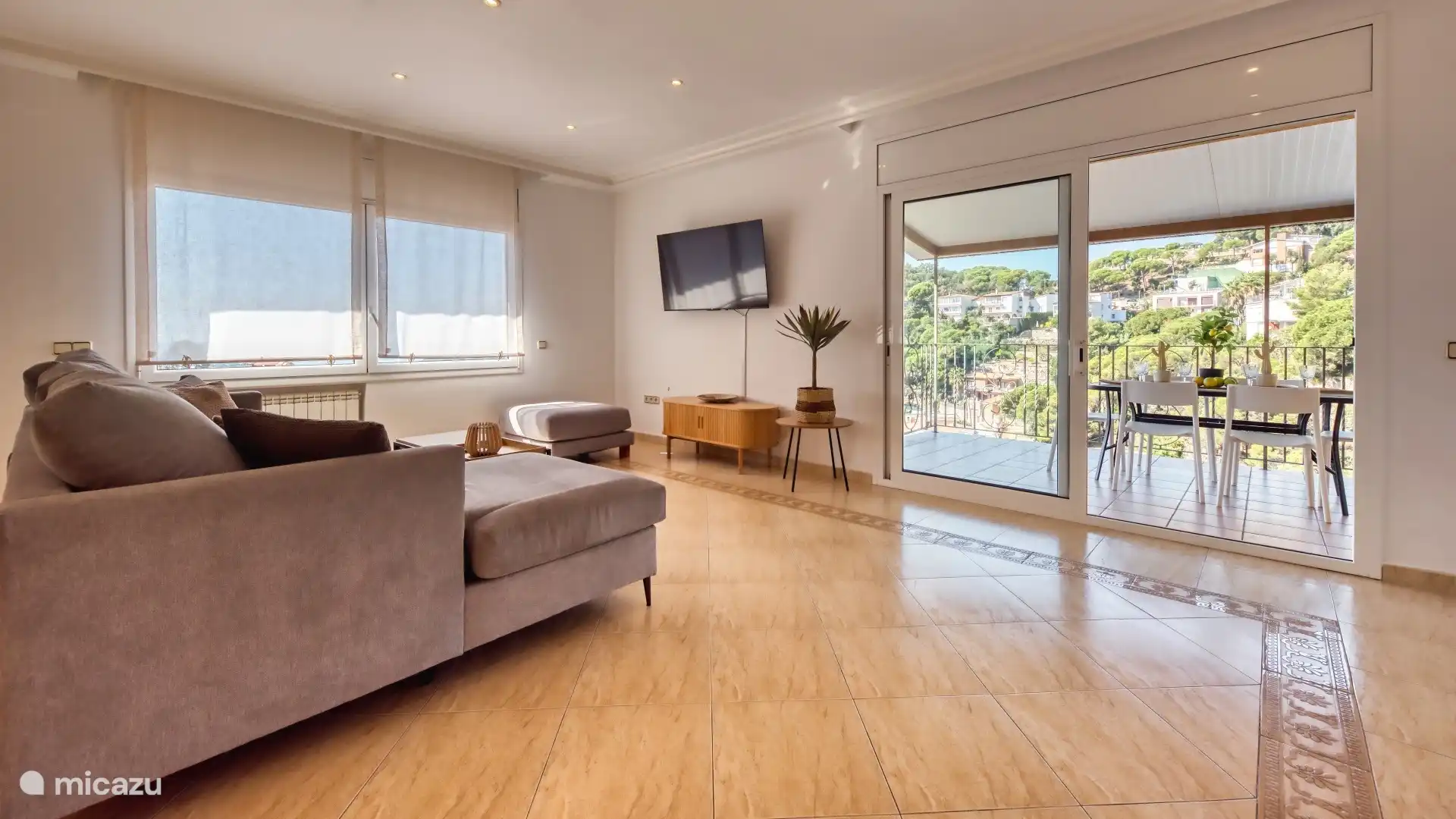 Detached holiday home with private large pool and sea view