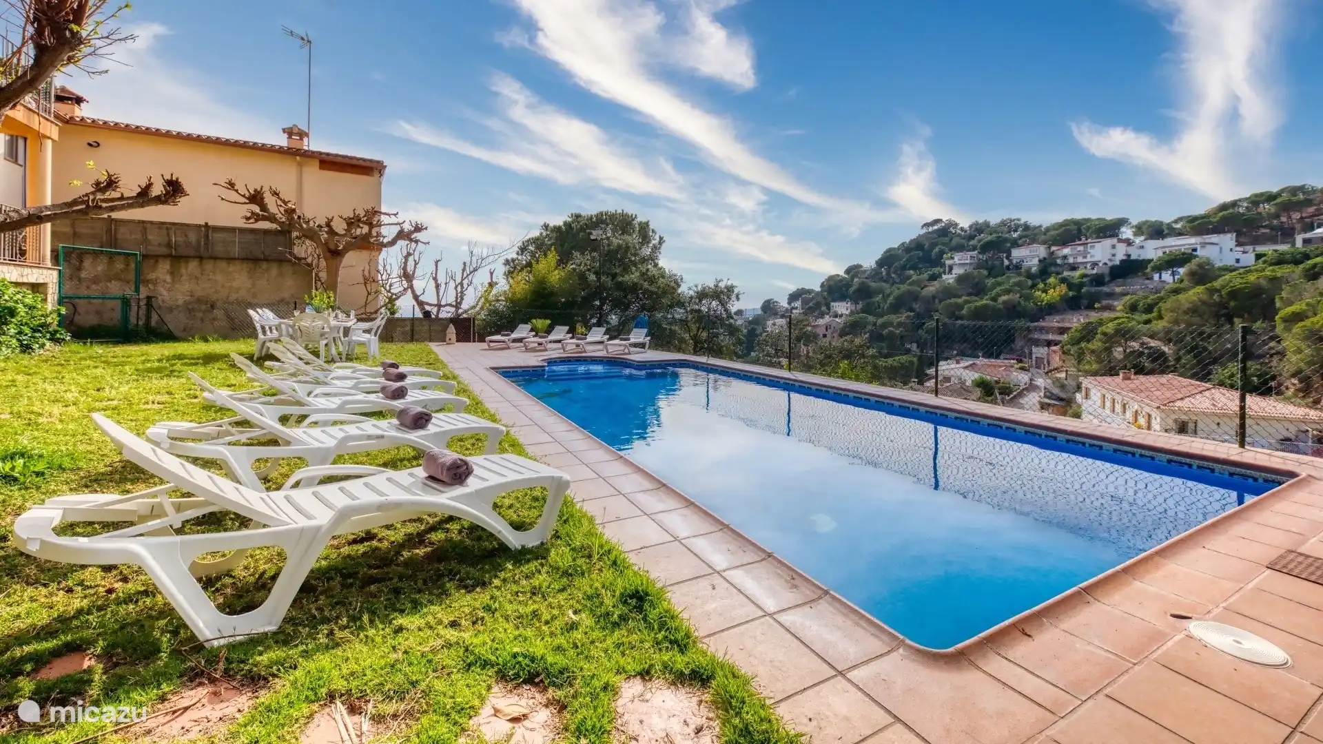 Detached holiday home with private large pool and sea view