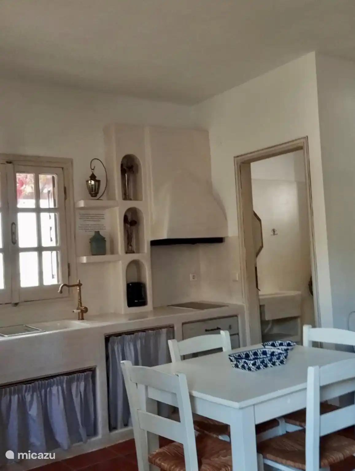 Villa Katerina - Aias Studio - Küche und Tür zum Badezimmer