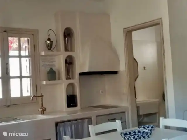 pension / guesthouse / privékamer huren in Griekenland, Pilion, Platania – Villa Katerina - Aias Villa Katerina - Aias Studio - Keuken en deur naar de badkamer