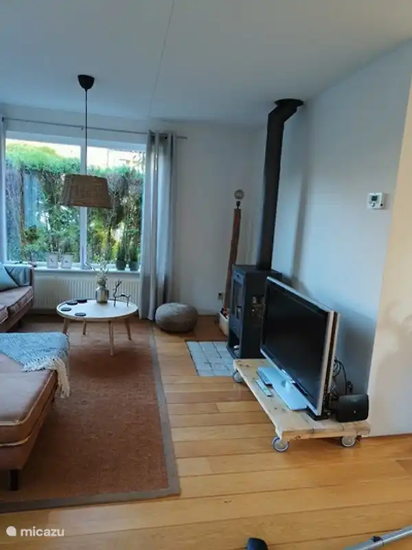 Sitzecke mit großem TV und Holzofen