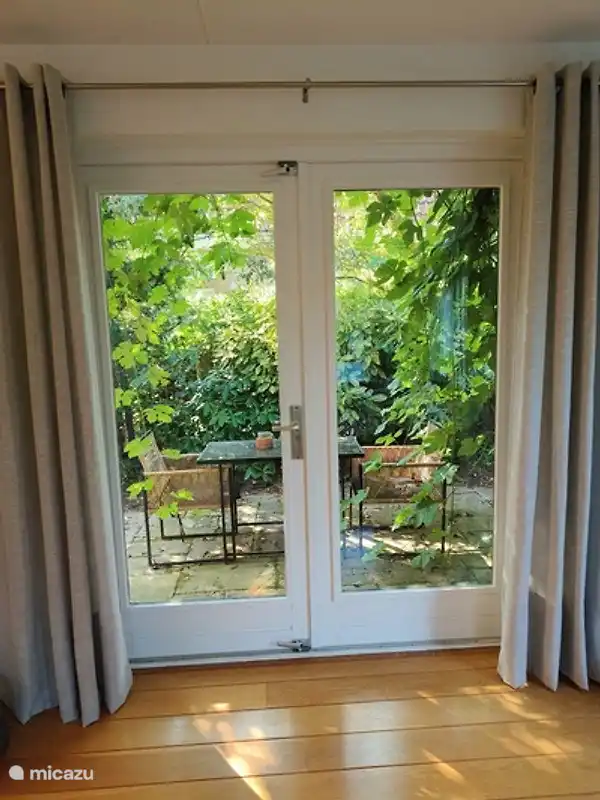 Seitliche Terrasse unter den Weinreben in der Abendsonne