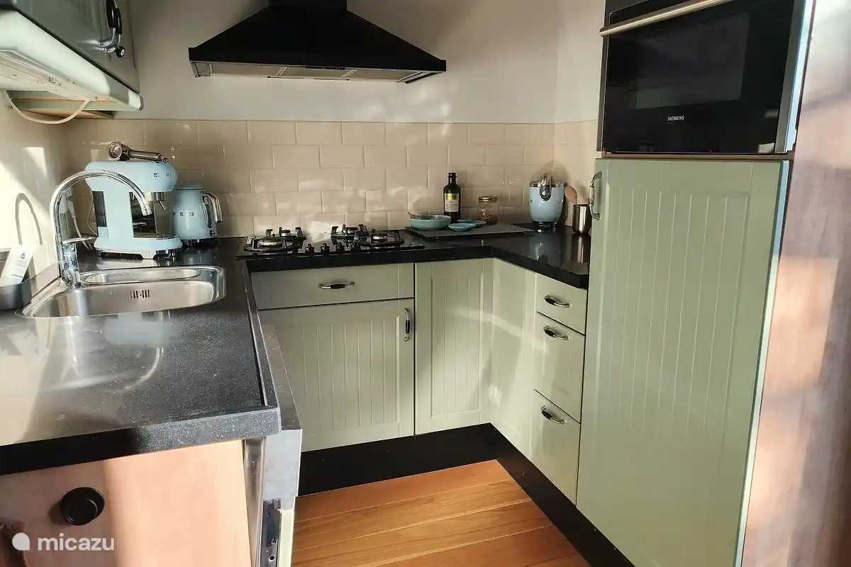 Küche mit Smeg-Geräten, kostenlosem Tee, gutem Kaffee und einer umfangreichen Auswahl an Gewürzen