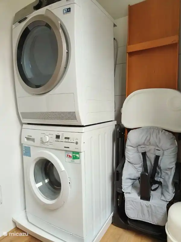 Waschmaschine und Trockner vorhanden, auch Hochstuhl, Campingbett und Treppengitter.