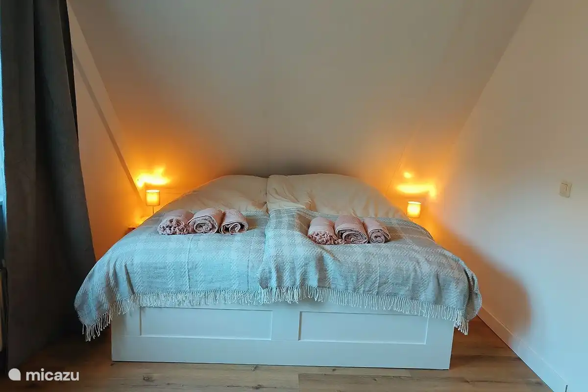 Schlafzimmer 1 mit Doppelbett (2x 90x200 cm)