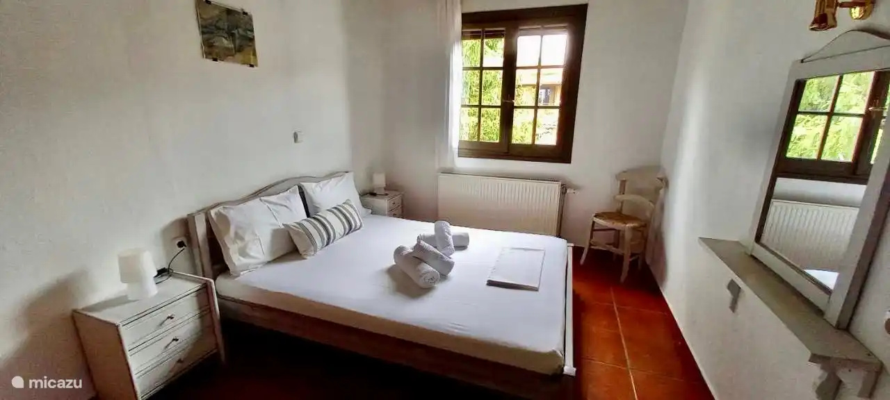 Villa Katerina - Agamemnon Apartment - Doppelbett im Schlafzimmer