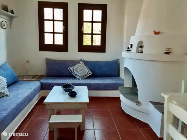 Location de Vacances Grèce, Pelion, Platania, pension / maison d’hôtes / chambre privée - Villa Katerina - Agamemnon  Villa Katerina - Appartement Agamemnon - Coin salon avec poêle à bois