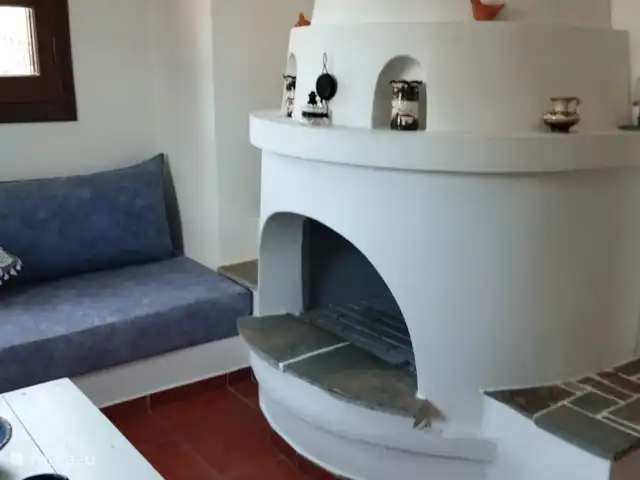 Location de Vacances Grèce, Pelion, Platania, pension / maison d’hôtes / chambre privée - Villa Katerina - Agamemnon  Villa Katerina - Appartement Agamemnon - Coin salon avec poêle à bois