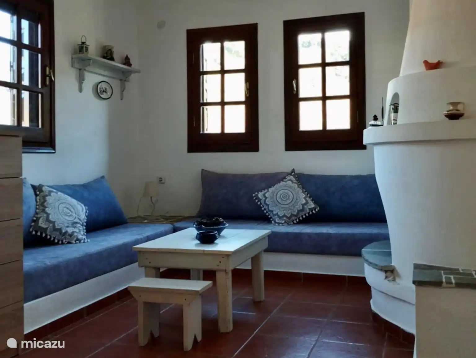 Villa Katerina - Agamemnon Apartment - Wohnbereich mit Holzofen