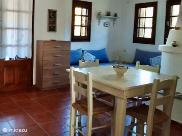 Location de Vacances Grèce, Pelion, Platania, pension / maison d’hôtes / chambre privée - Villa Katerina - Agamemnon  Villa Katerina - Appartement Agamemnon - Table à manger